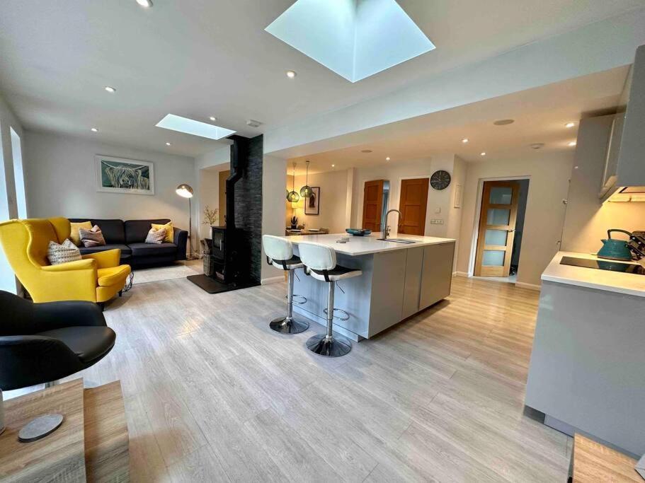 Contemporary, Open Plan, 3 Bedroom House In - Sleeps 5-6 *