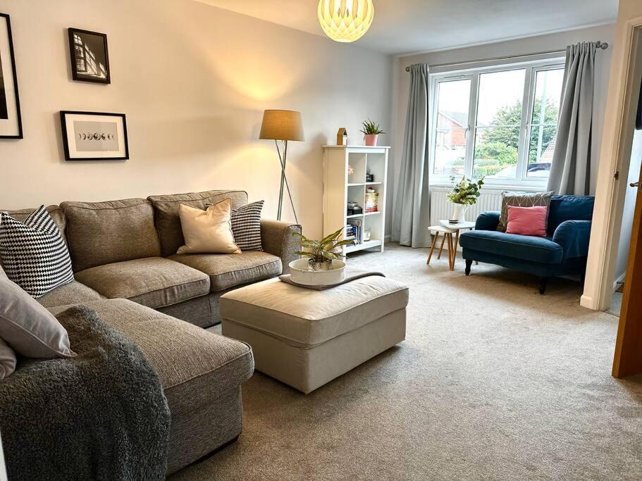 Contemporary, Open Plan, 3 Bedroom House In - Sleeps 5-6 *