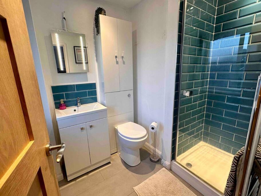 Contemporary, Open Plan, 3 Bedroom House In - Sleeps 5-6 *