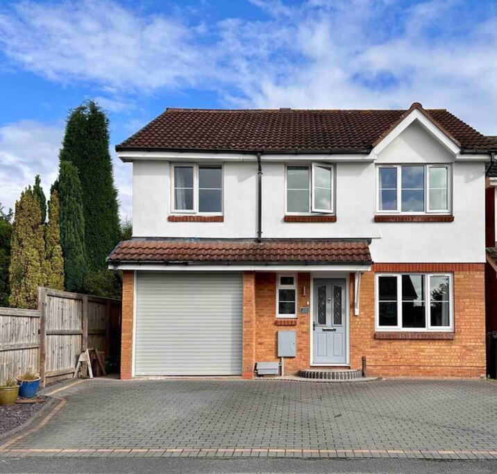 Contemporary, Open Plan, 3 Bedroom House In - Sleeps 5-6 * Hereford