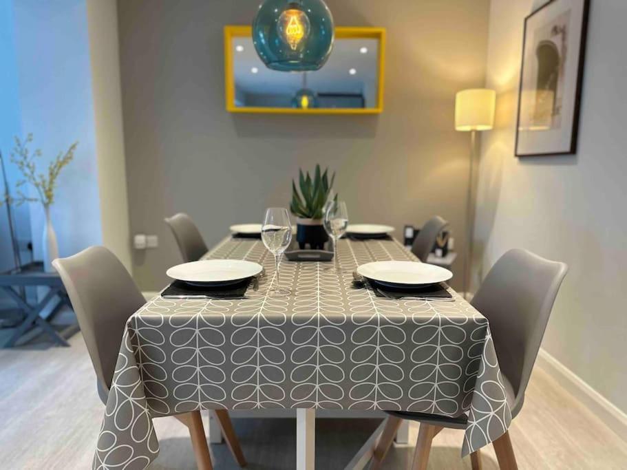 Holiday home Contemporary, Open Plan, 3 Bedroom House In - Sleeps 5-6 *