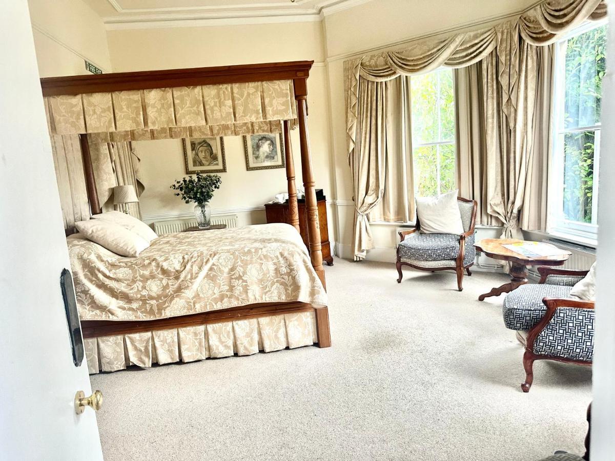 Munstone House Guest house 4*