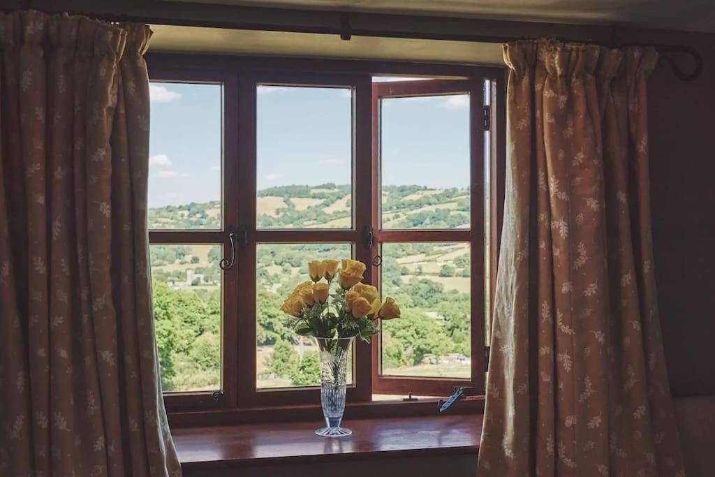 Luxury Spacious Country W/ Mountain Views Holiday home
