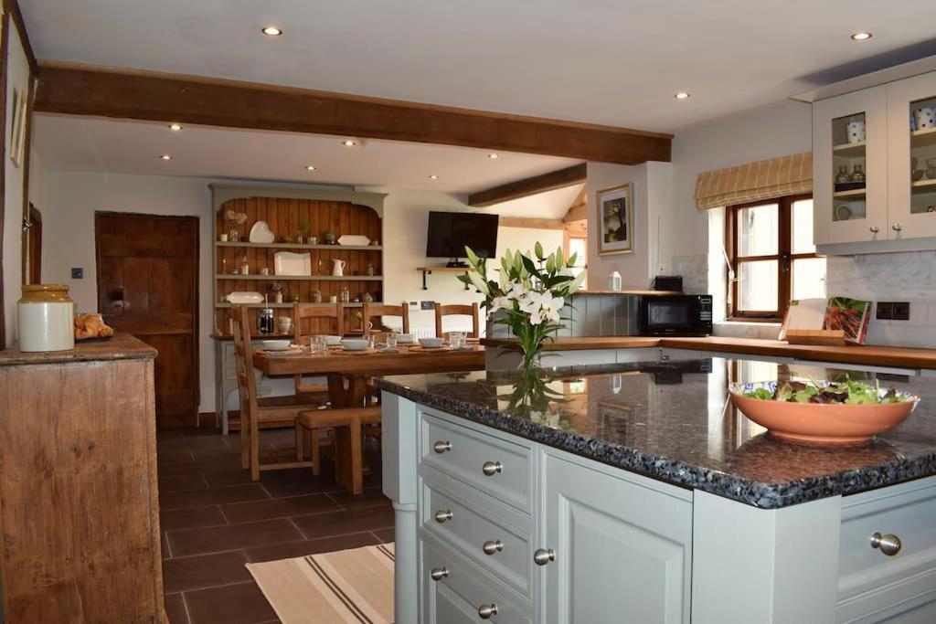 Luxury Spacious Country W/ Mountain Views *