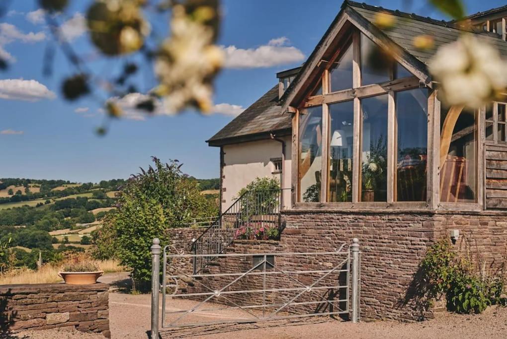 Luxury Spacious Country W/ Mountain Views Holiday home Hereford