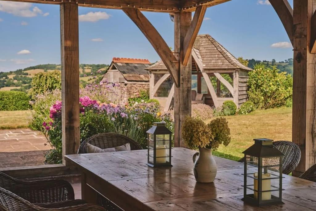 Luxury Spacious Country W/ Mountain Views Holiday home
