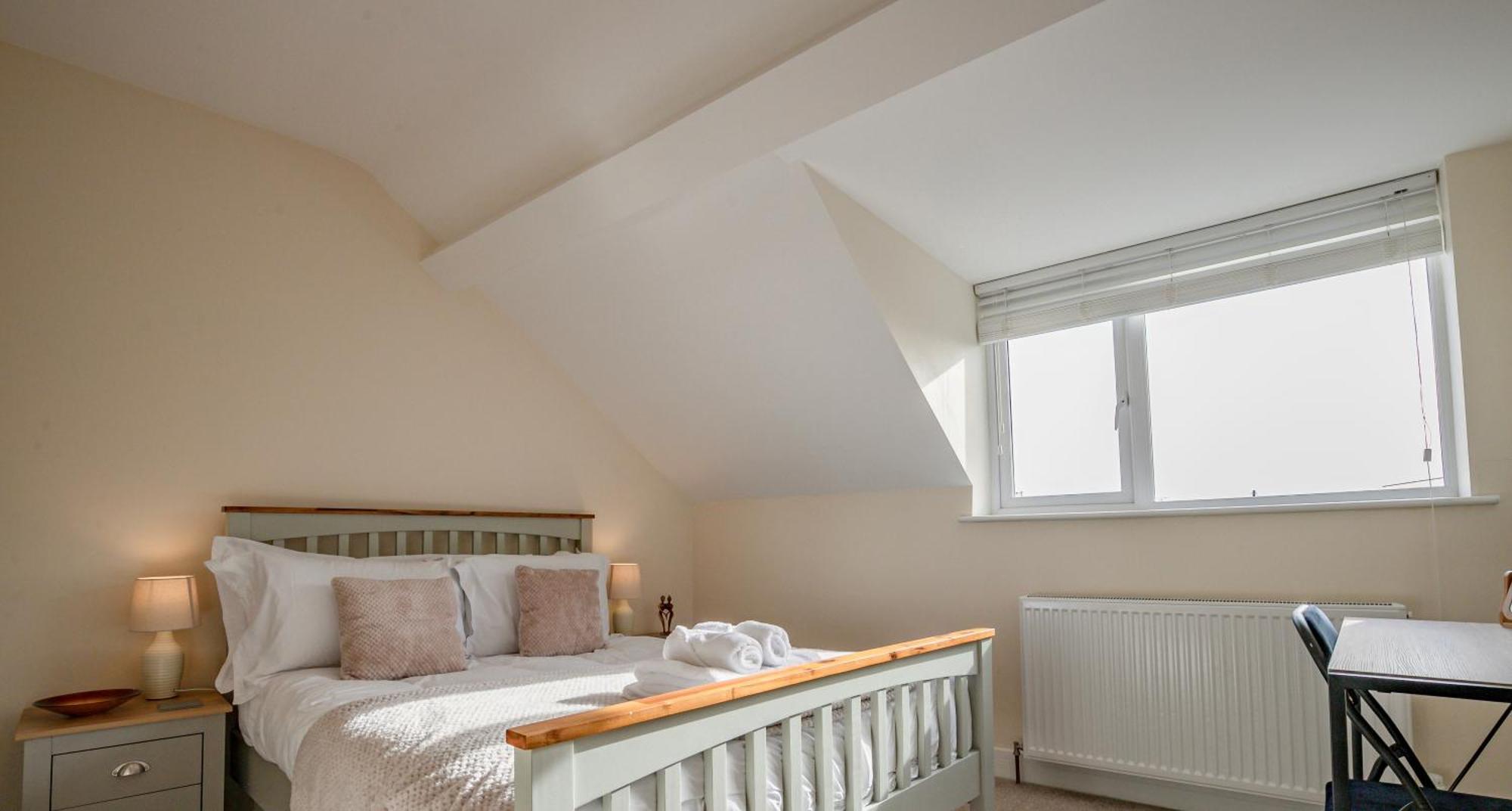 Apartment Bright, Modern In Centre With Private Driveway Parking