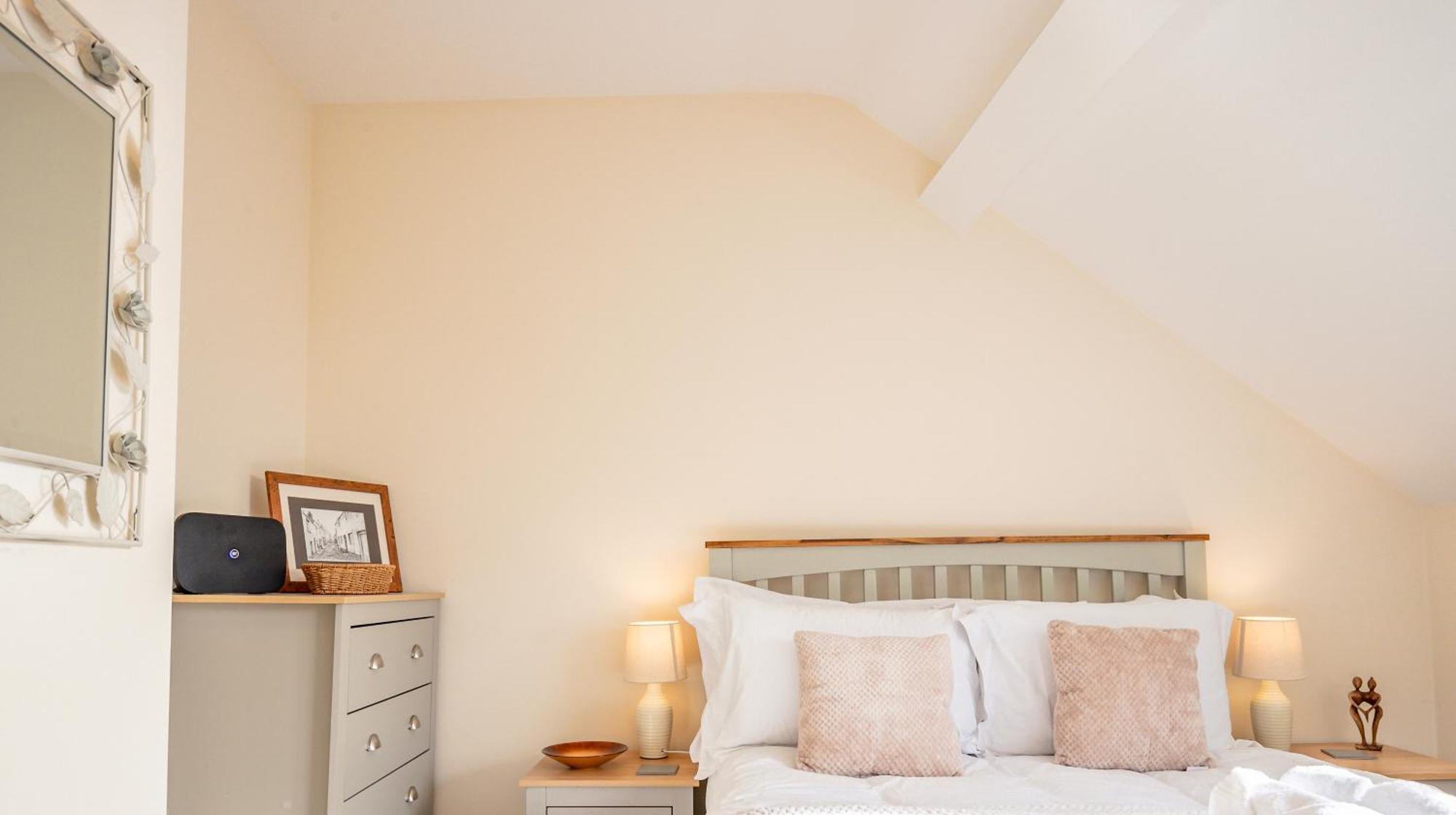 Bright, Modern In Centre With Private Driveway Parking Apartment