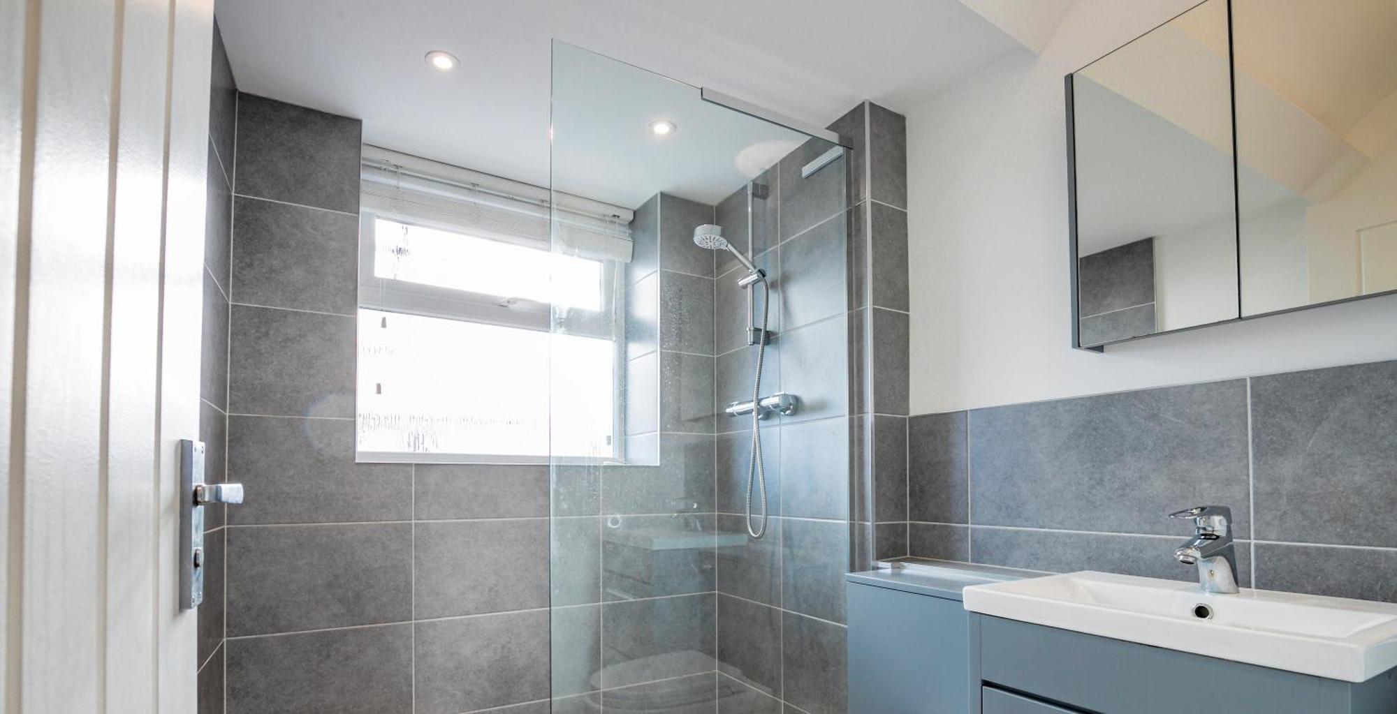 Apartment Bright, Modern In Centre With Private Driveway Parking *