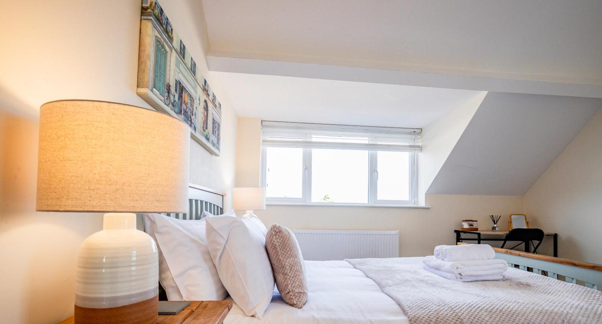 Bright, Modern In Centre With Private Driveway Parking