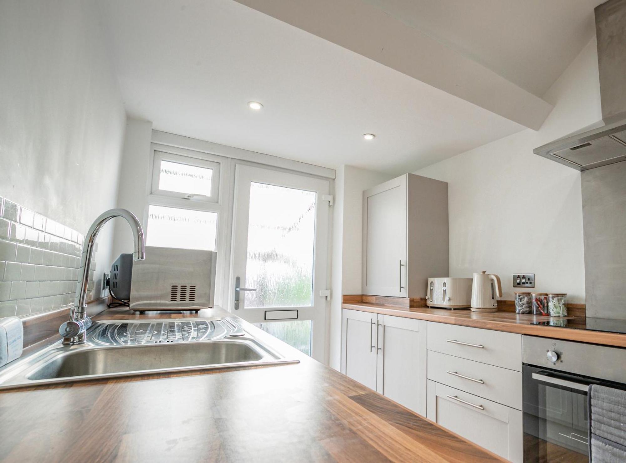 Bright, Modern In Centre With Private Driveway Parking Apartment *