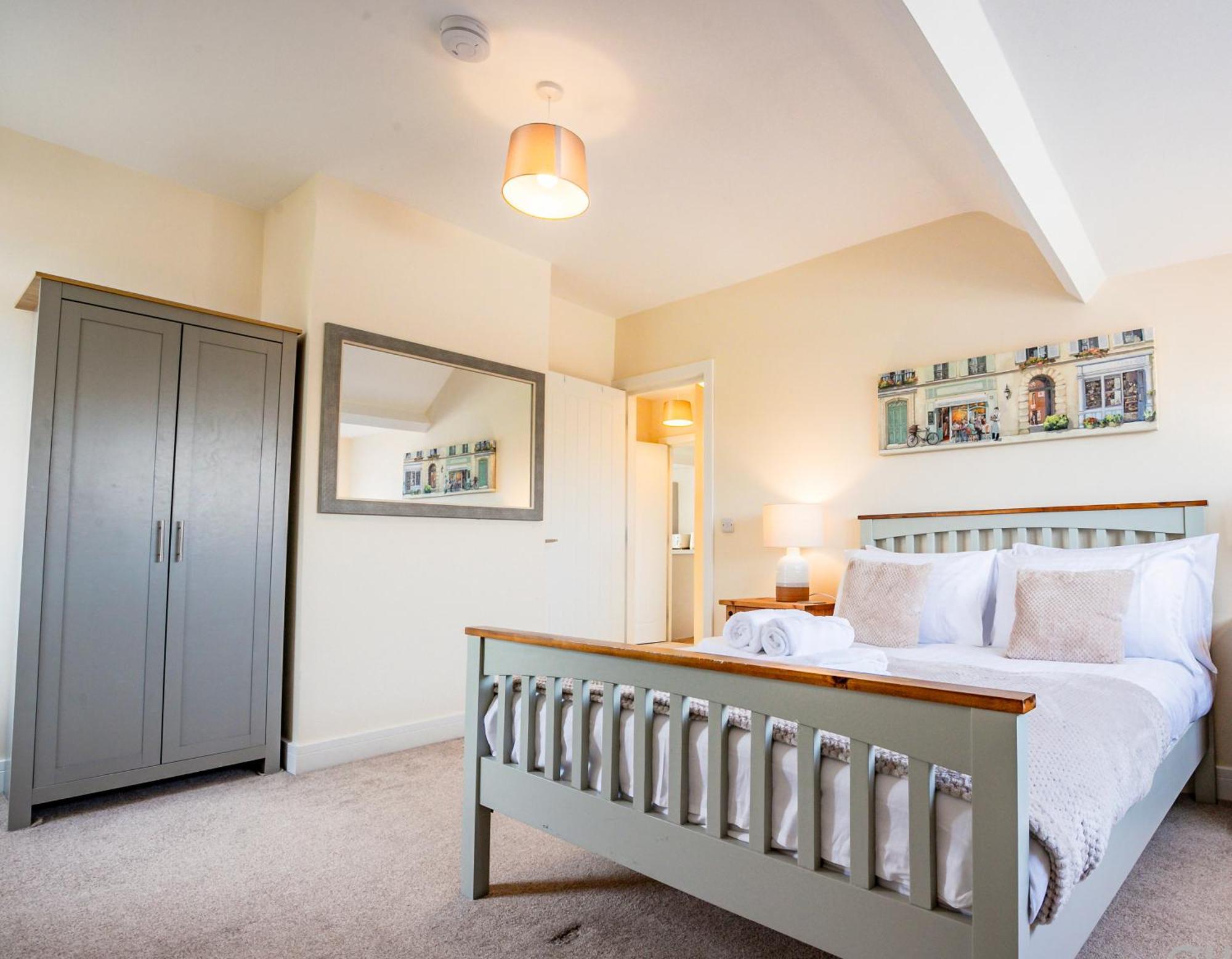 Bright, Modern In Centre With Private Driveway Parking * Hereford