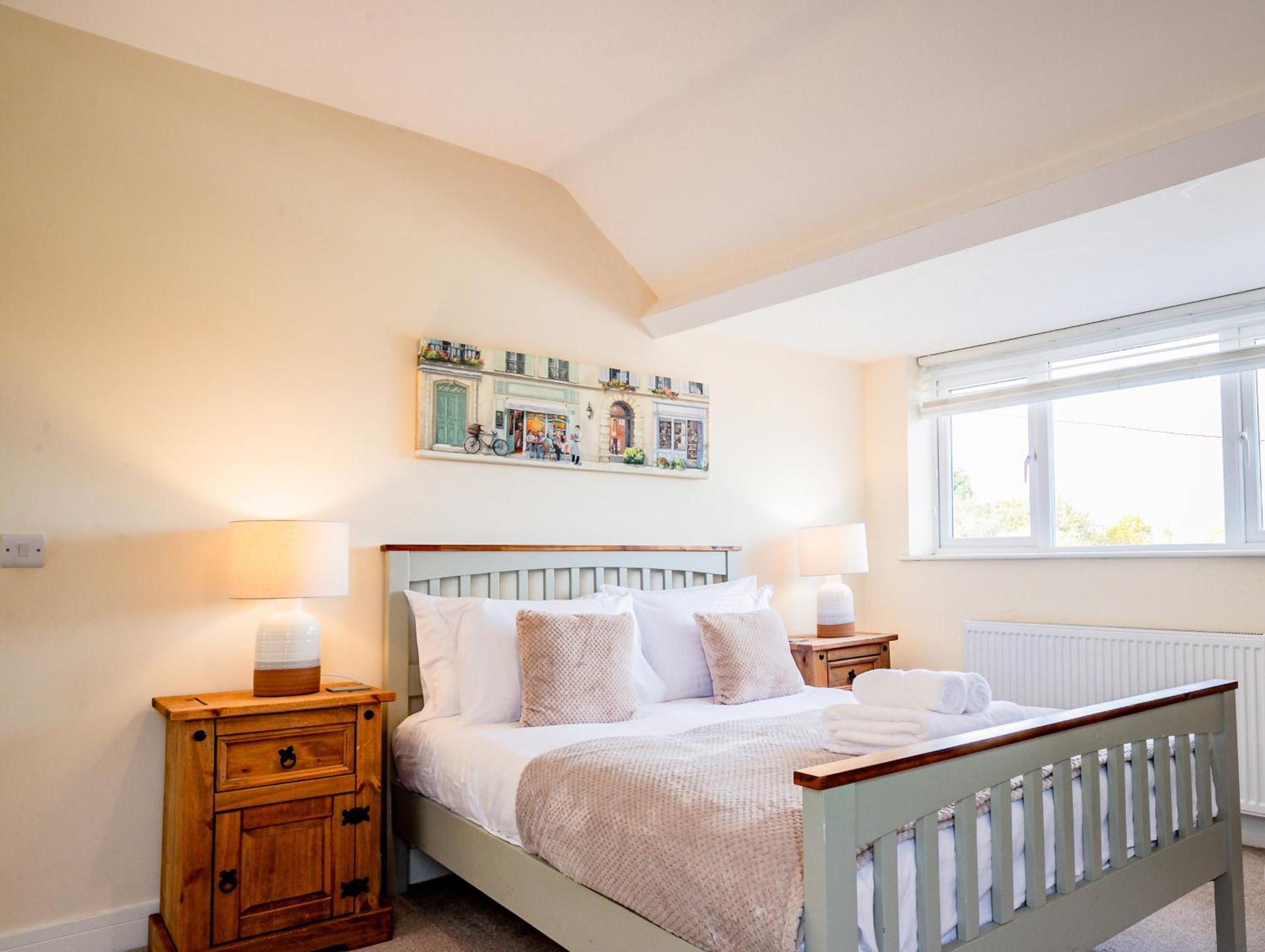 Bright, Modern In Centre With Private Driveway Parking *