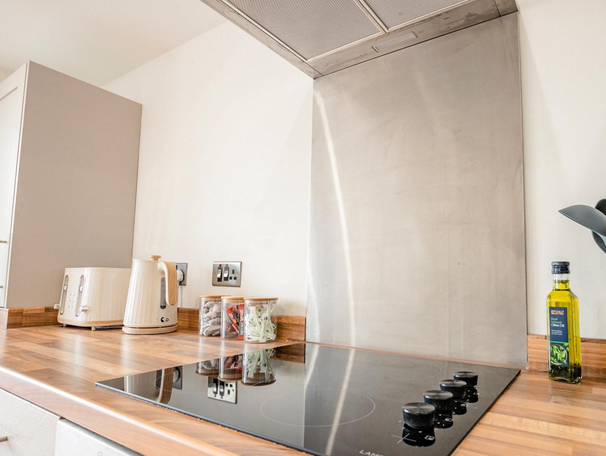 Bright, Modern In Centre With Private Driveway Parking