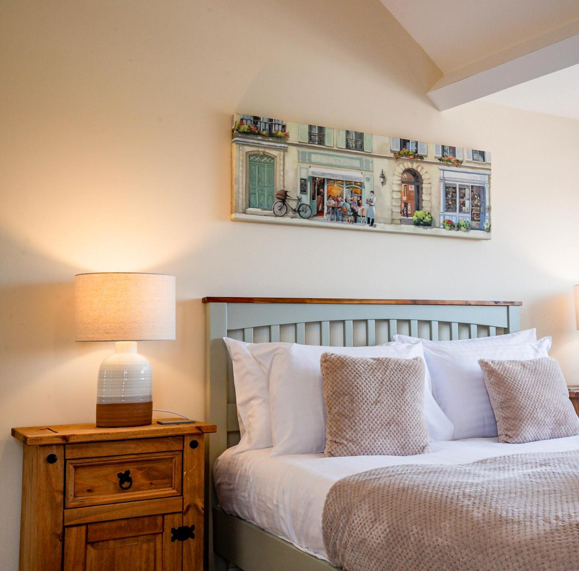 Bright, Modern In Centre With Private Driveway Parking Hereford