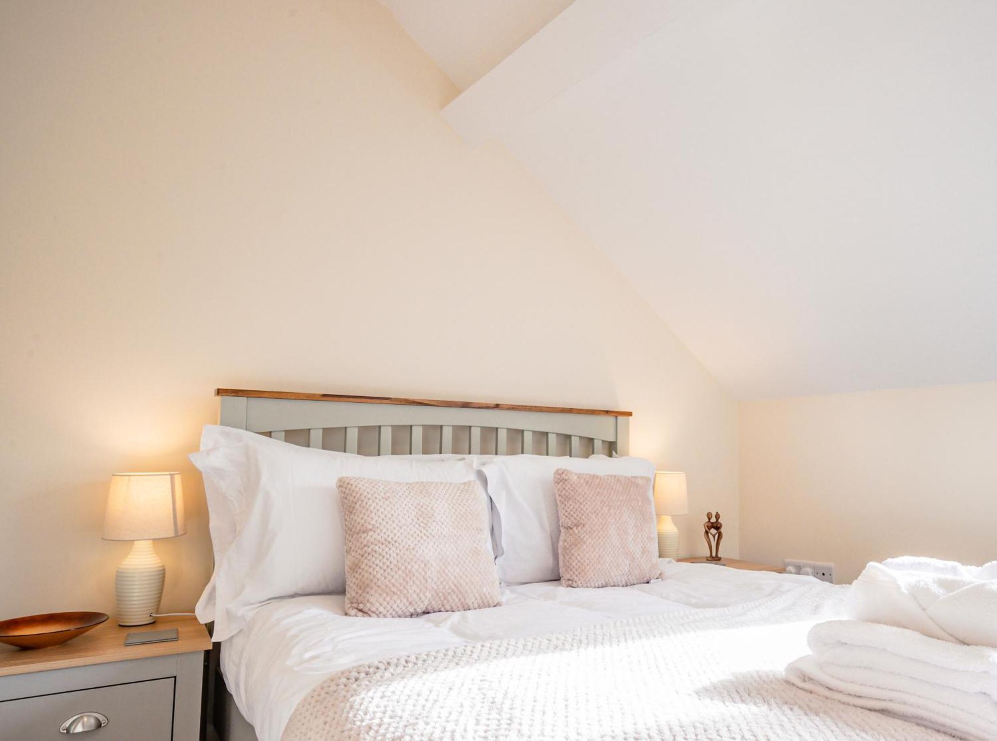 Apartment Bright, Modern In Centre With Private Driveway Parking *