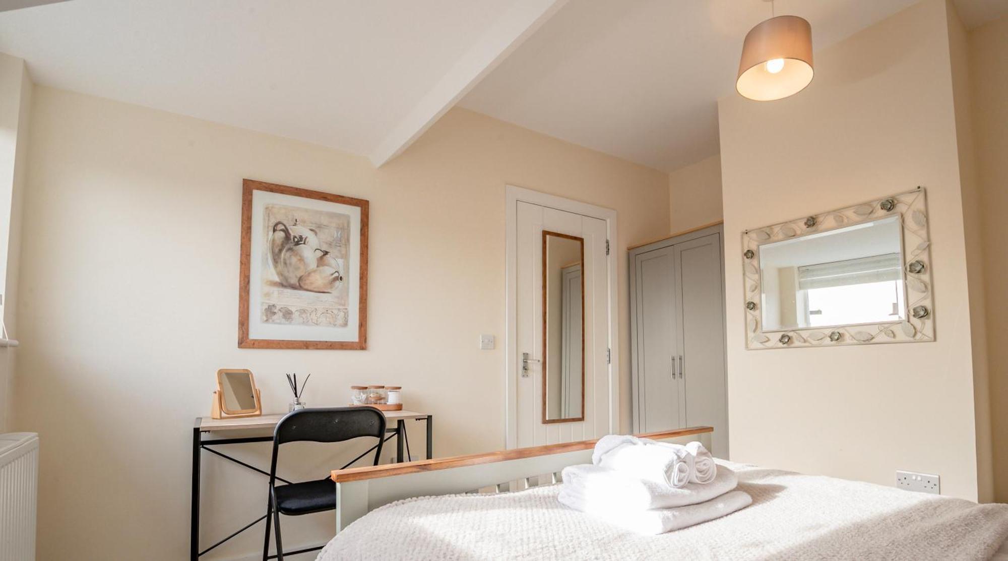 Bright, Modern In Centre With Private Driveway Parking