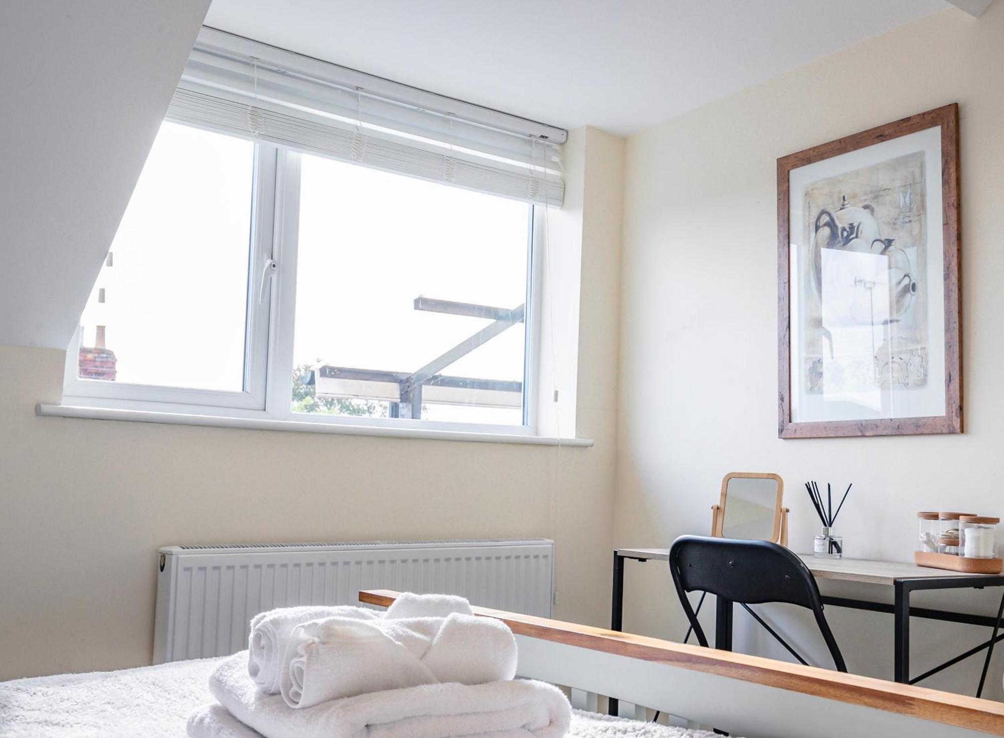 Bright, Modern In Centre With Private Driveway Parking Apartment Hereford