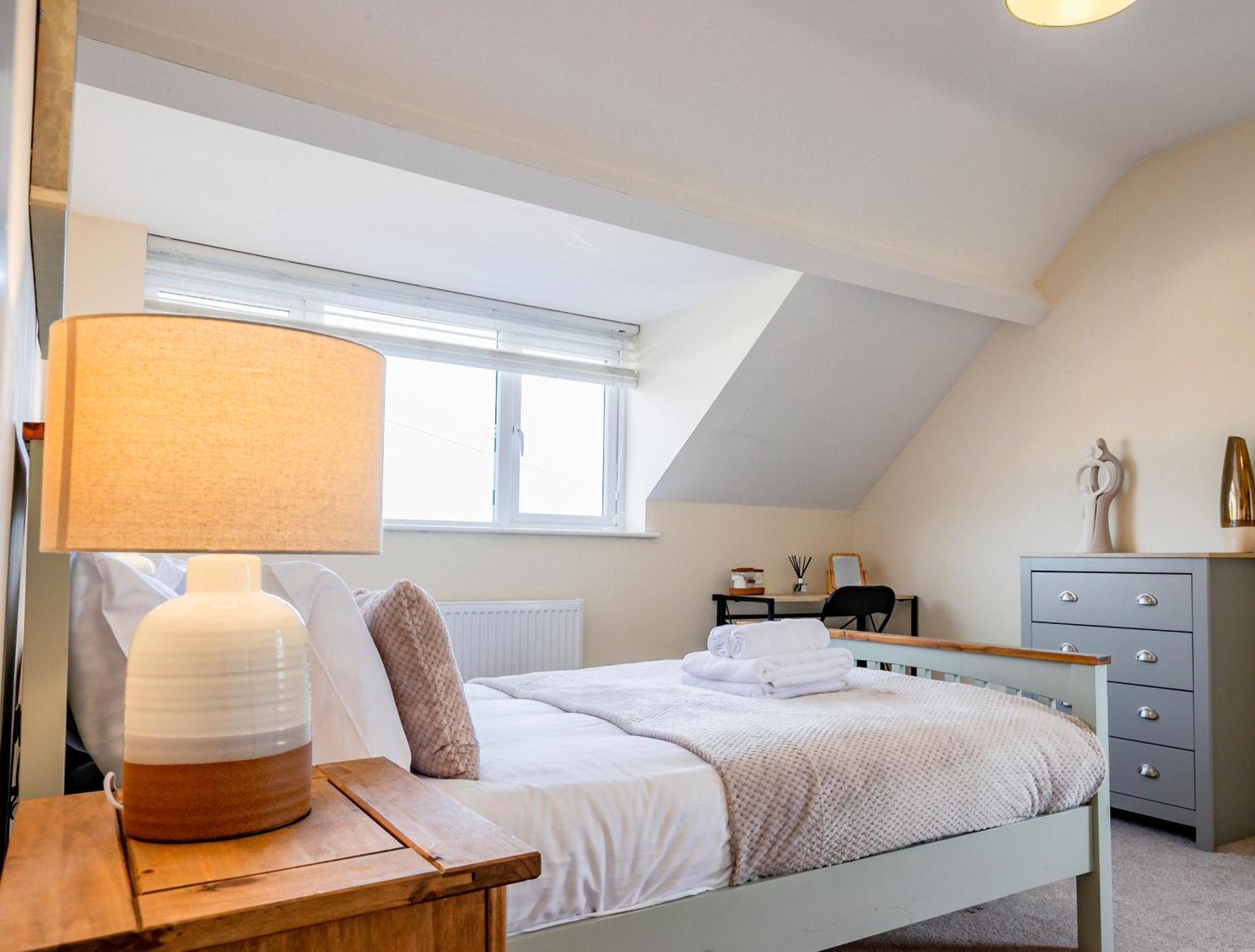 Bright, Modern In Centre With Private Driveway Parking Hereford