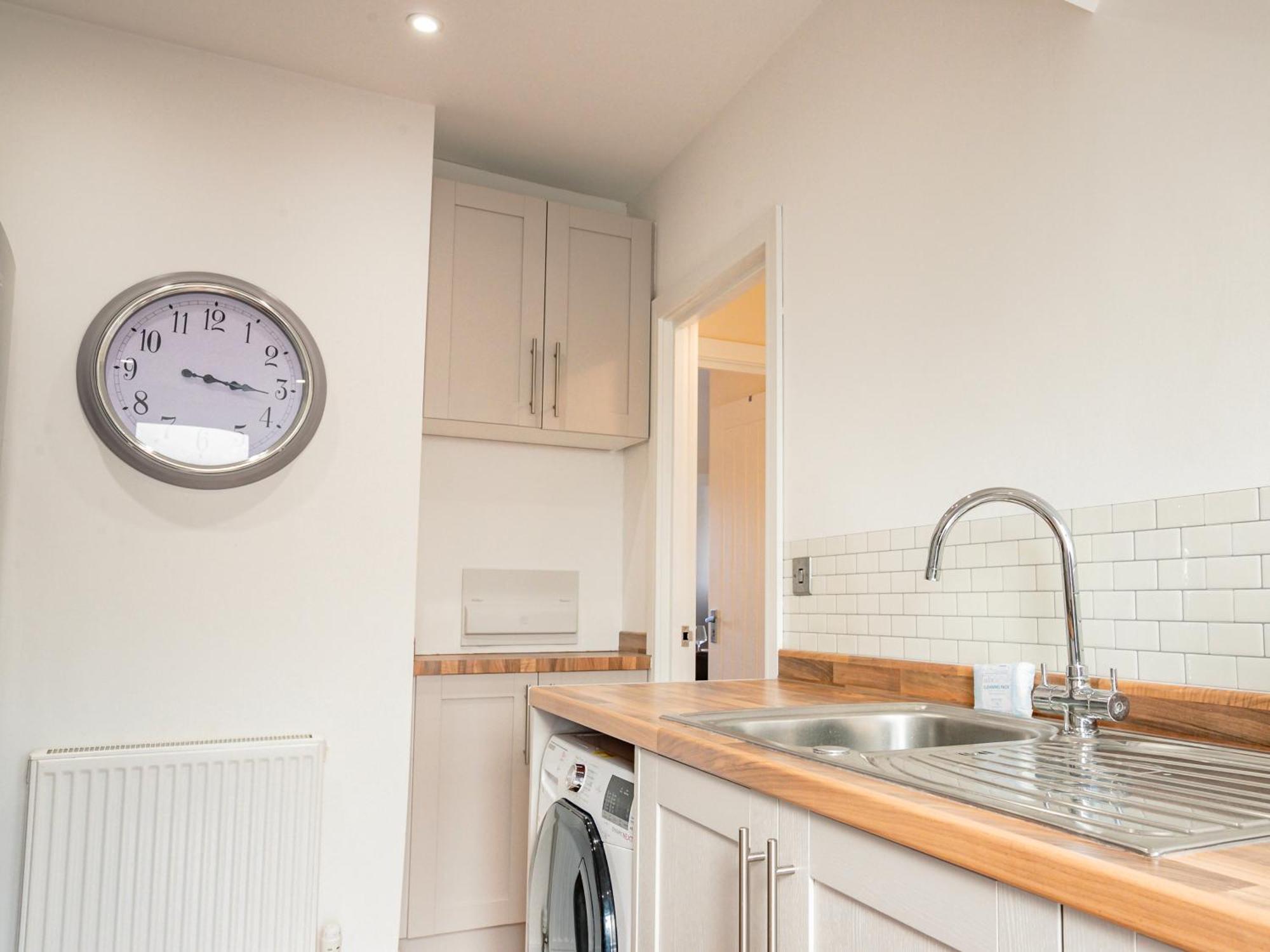 Bright, Modern In Centre With Private Driveway Parking Apartment