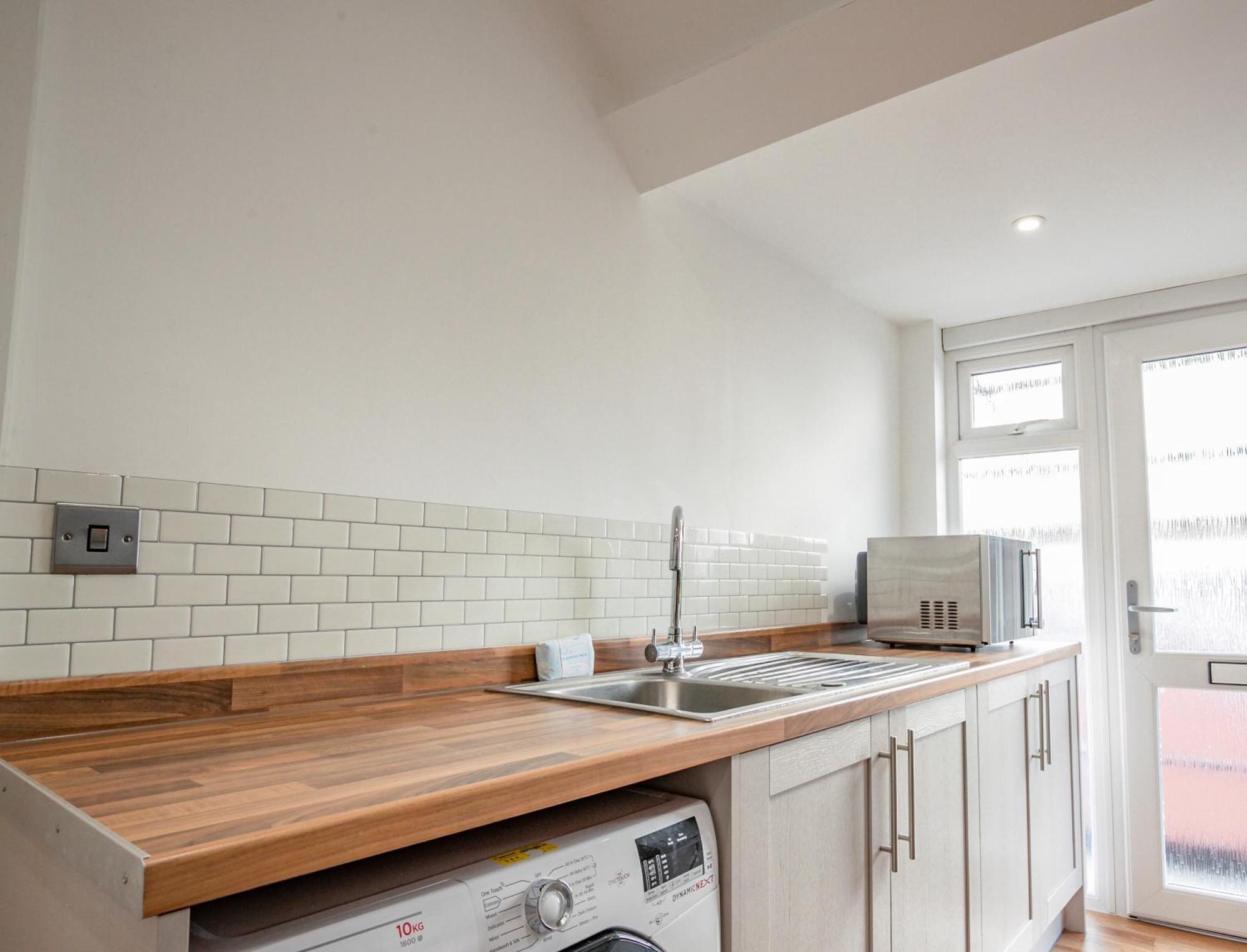 Bright, Modern In Centre With Private Driveway Parking Apartment *
