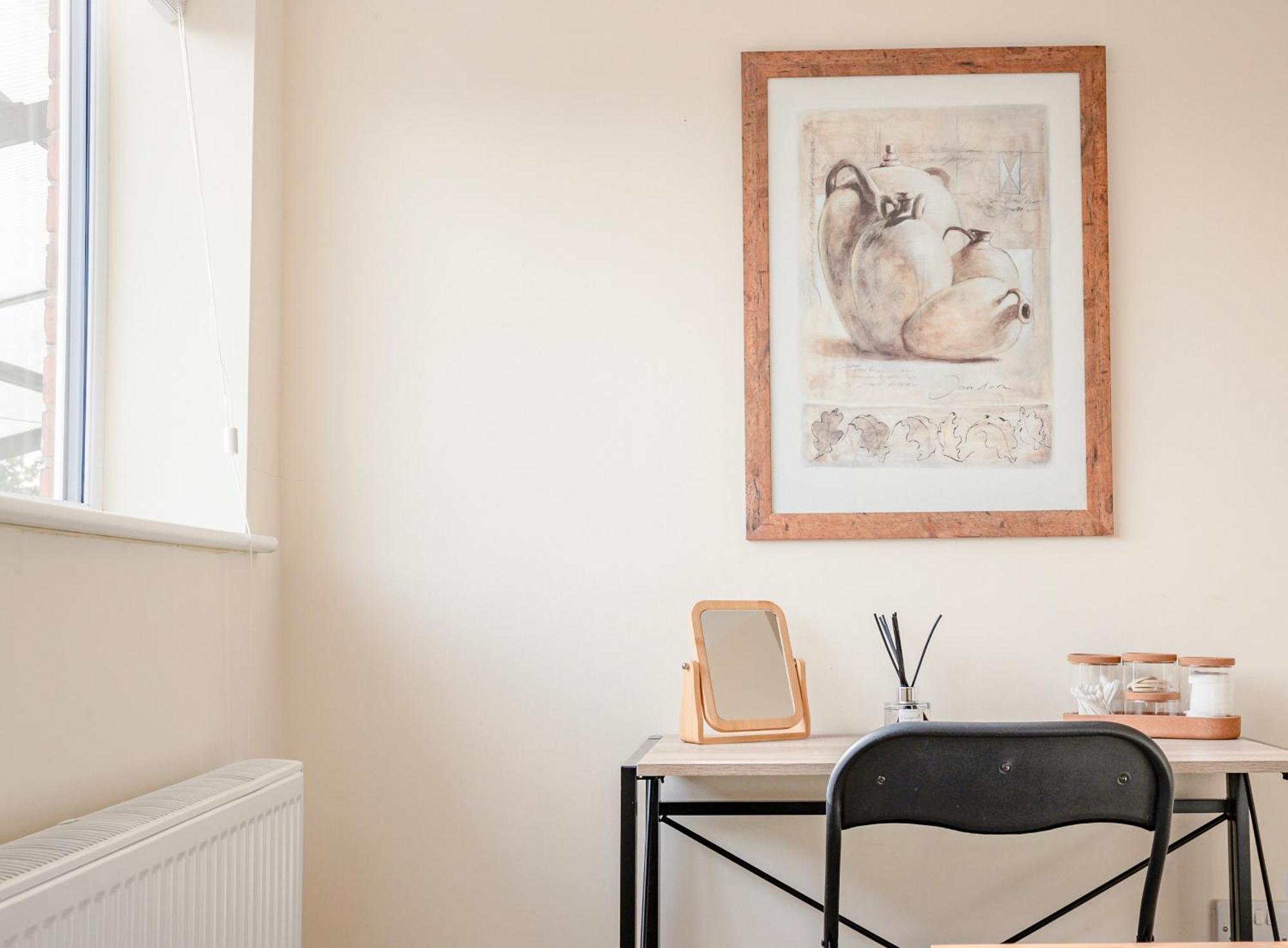 Apartment Bright, Modern In Centre With Private Driveway Parking