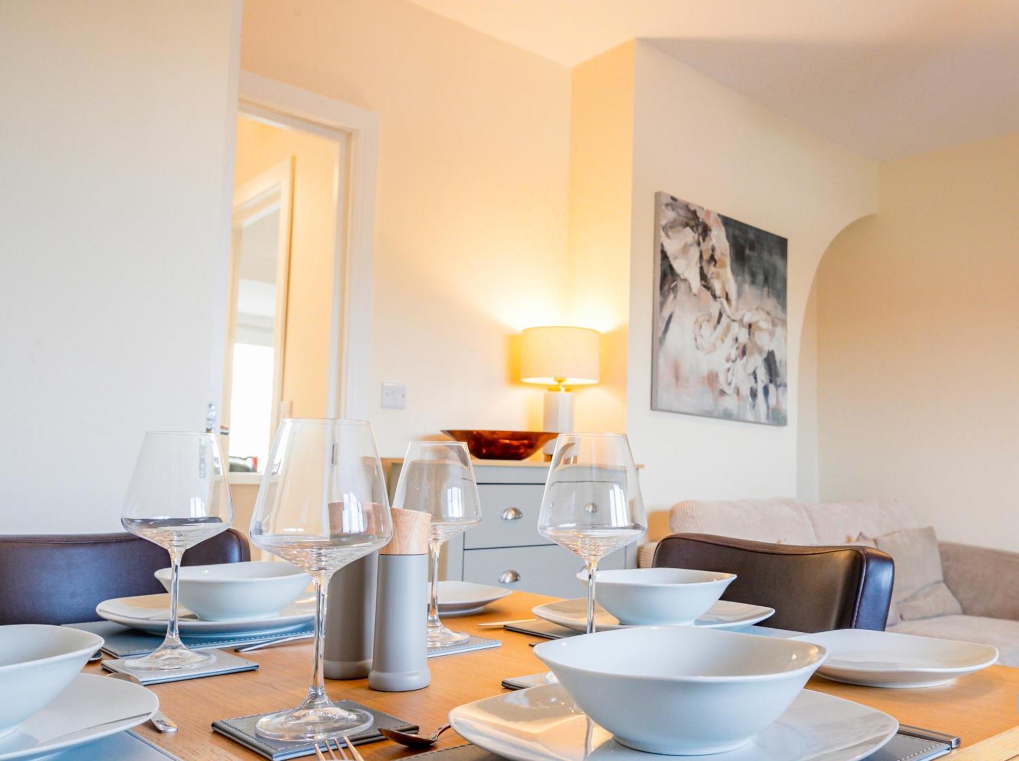 Bright, Modern In Centre With Private Driveway Parking