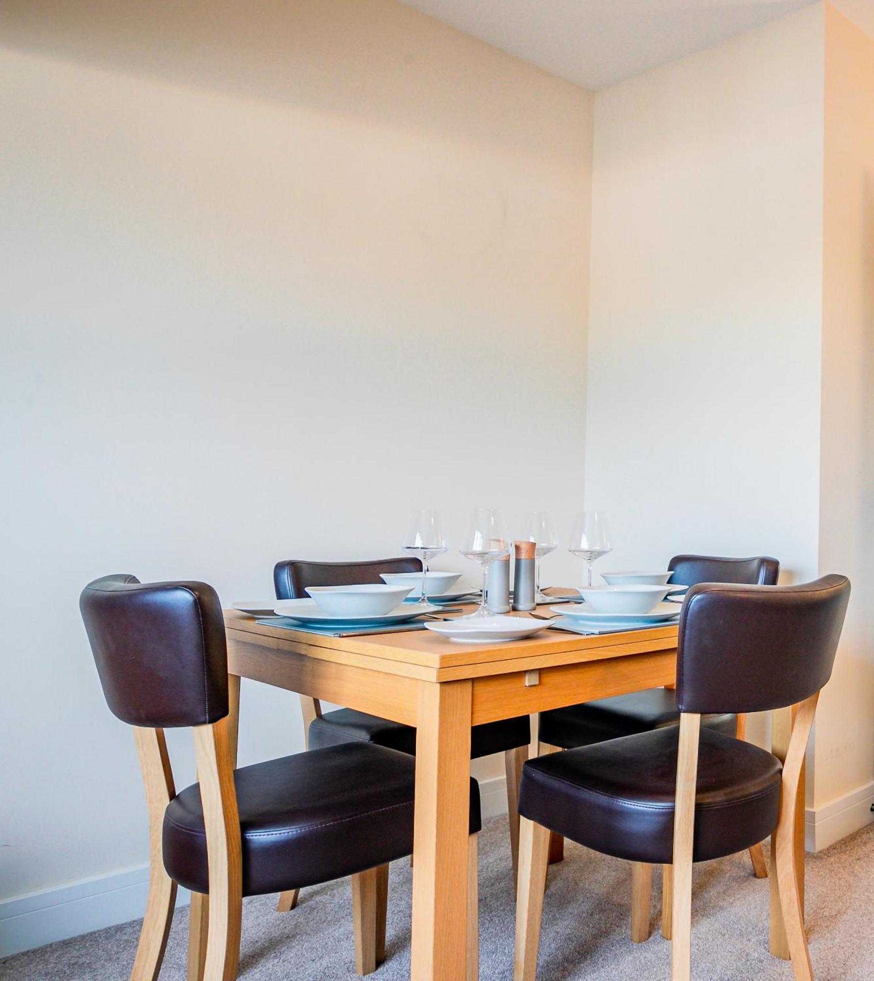 Apartment Bright, Modern In Centre With Private Driveway Parking *