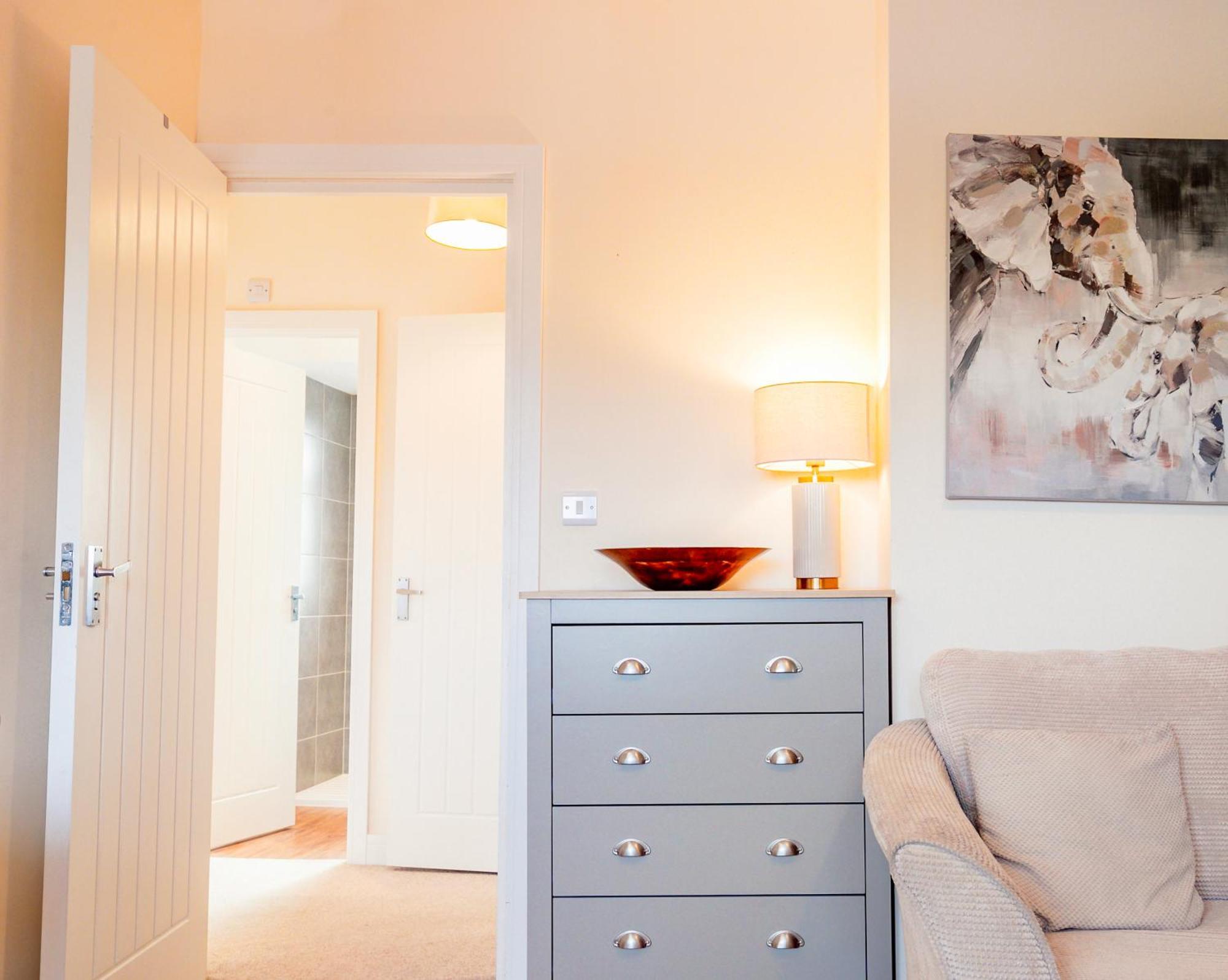 Bright, Modern In Centre With Private Driveway Parking