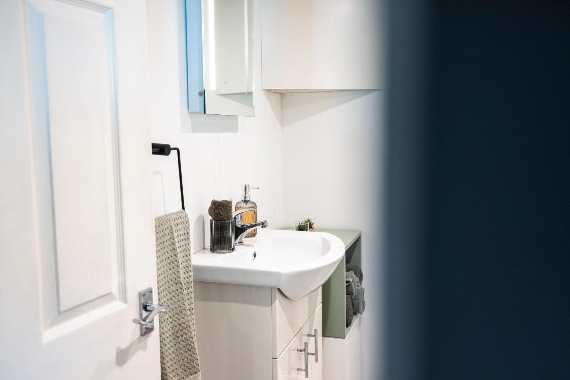 - Inc Free Parking, Wifi, Full Kitchen, Smart Tv - Spring Apartment Hereford