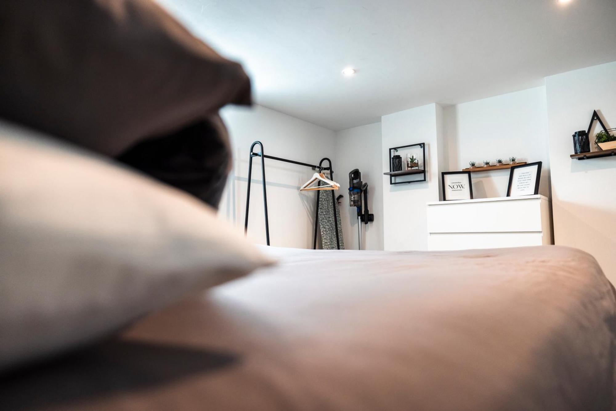 - Inc Free Parking, Wifi, Full Kitchen, Smart Tv - Spring