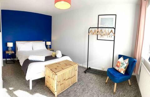 Contemporary, Open Plan, 3 Bedroom House In - Sleeps 5-6 *