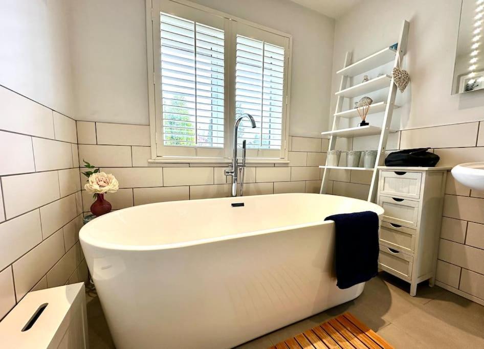 Contemporary, Open Plan, 3 Bedroom House In - Sleeps 5-6 Holiday home *