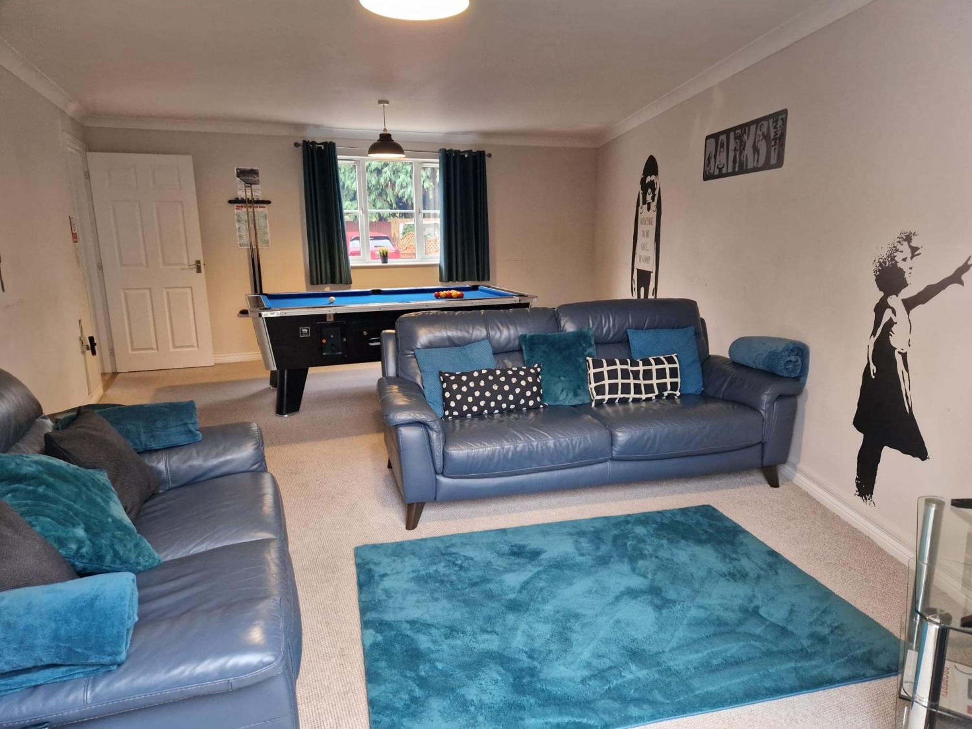 Holiday home Hereford - Finch House - Modern 4 Bedroom House Located In South Hereford, Dog Friendly With Nearby Countryside, Pool Table, Sleeps Up To 10 Guests - Hosted By Rentmyhouse Hereford