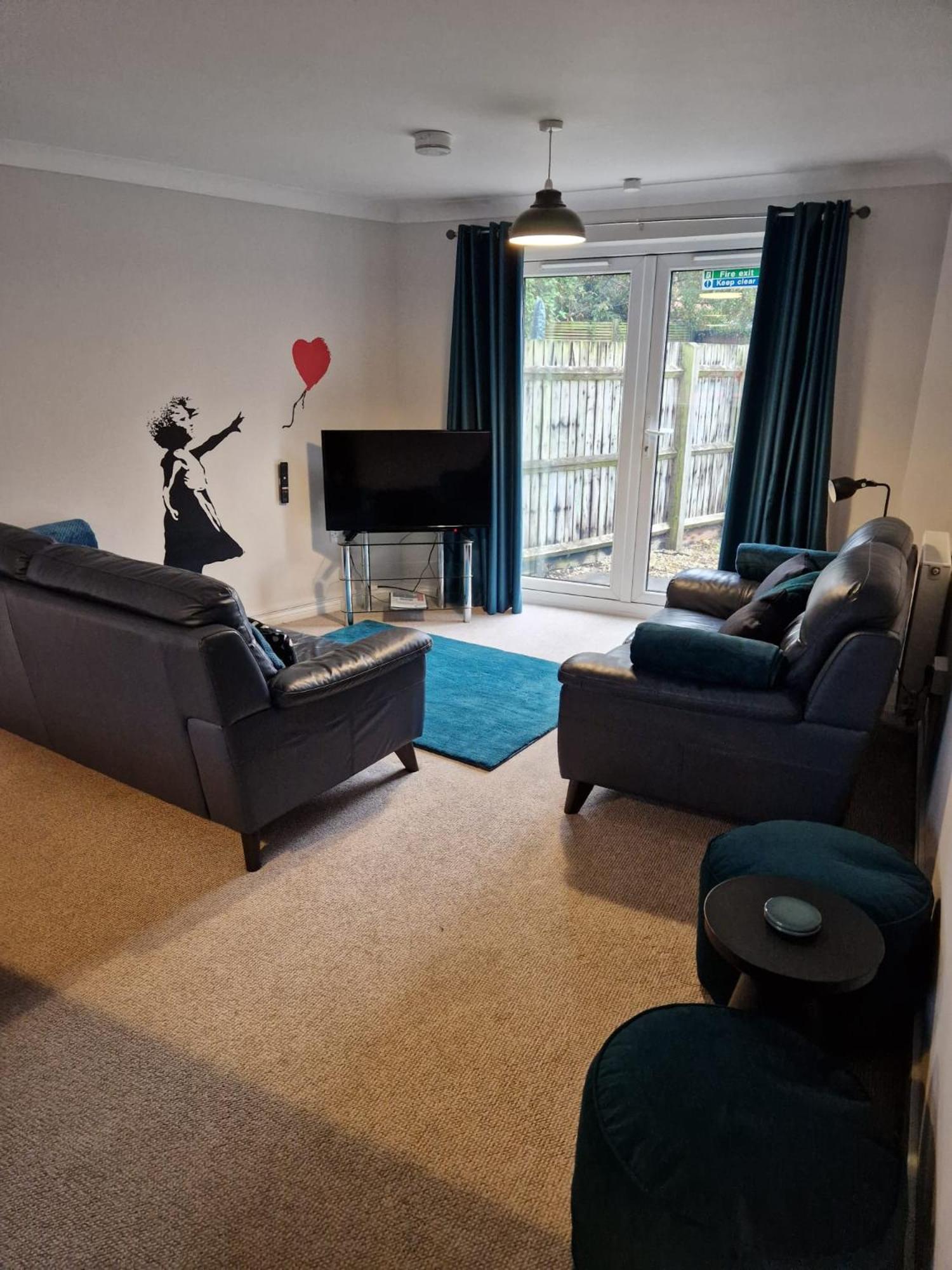 Hereford - Finch House - Modern 4 Bedroom House Located In South Hereford, Dog Friendly With Nearby Countryside, Pool Table, Sleeps Up To 10 Guests - Hosted By Rentmyhouse Hereford