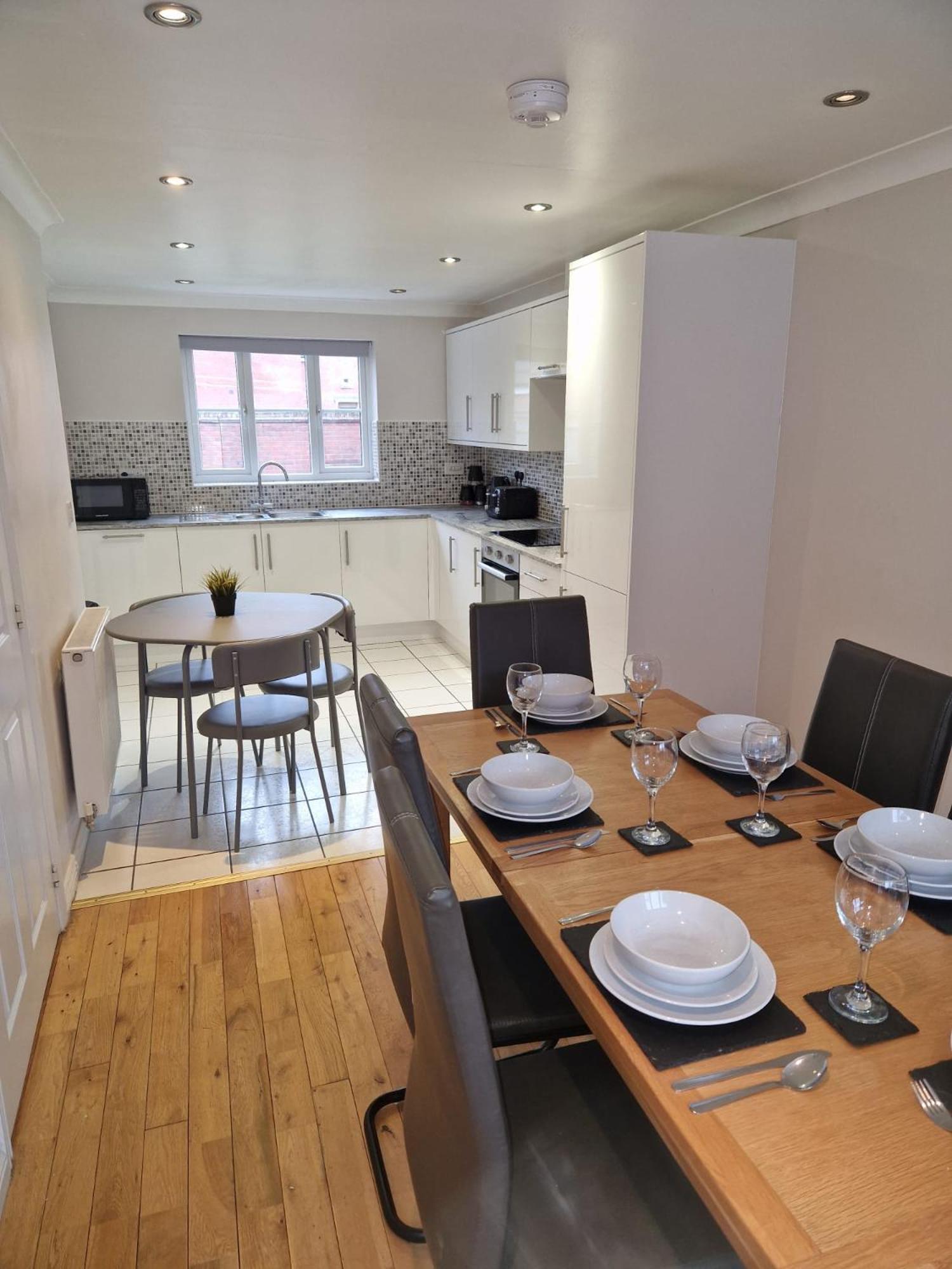Hereford - Finch House - Modern 4 Bedroom House Located In South Hereford, Dog Friendly With Nearby Countryside, Pool Table, Sleeps Up To 10 Guests - Hosted By Rentmyhouse