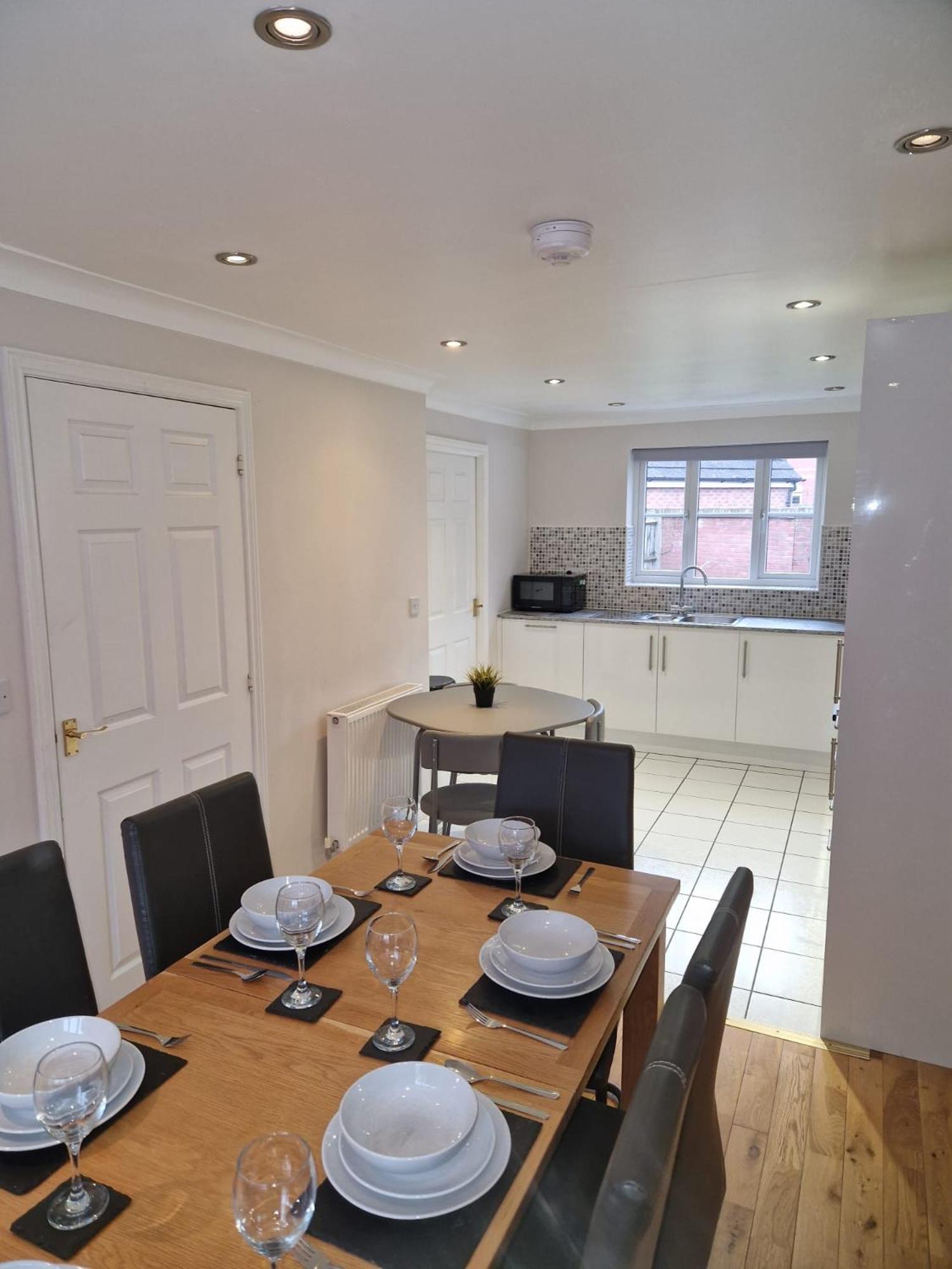 Hereford - Finch House - Modern 4 Bedroom House Located In South Hereford, Dog Friendly With Nearby Countryside, Pool Table, Sleeps Up To 10 Guests - Hosted By Rentmyhouse Holiday home *