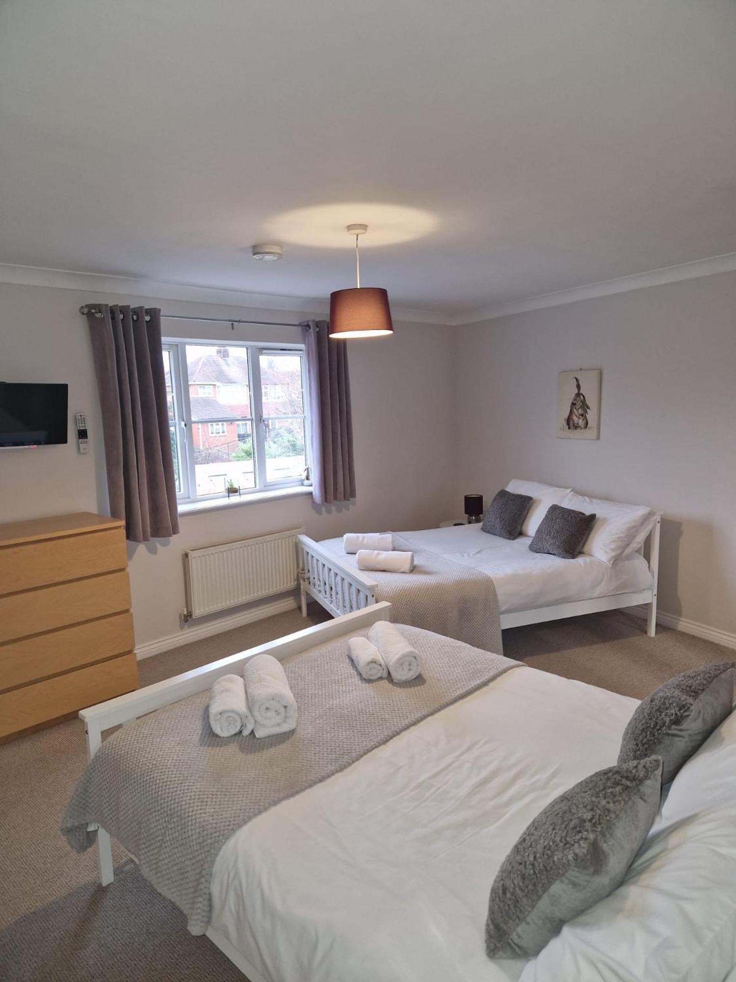 Holiday home Hereford - Finch House - Modern 4 Bedroom House Located In South Hereford, Dog Friendly With Nearby Countryside, Pool Table, Sleeps Up To 10 Guests - Hosted By Rentmyhouse *
