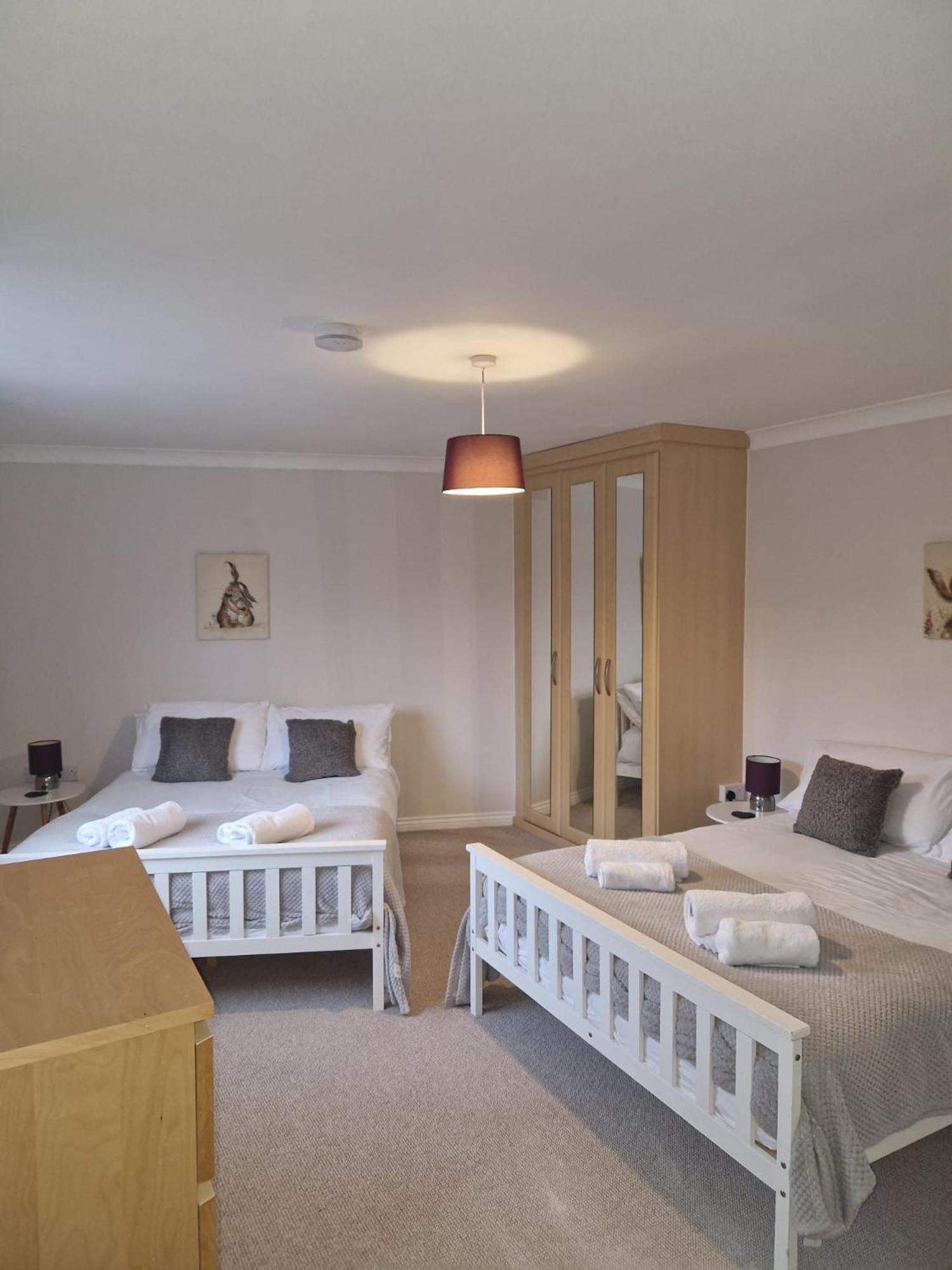 Hereford - Finch House - Modern 4 Bedroom House Located In South Hereford, Dog Friendly With Nearby Countryside, Pool Table, Sleeps Up To 10 Guests - Hosted By Rentmyhouse * Hereford