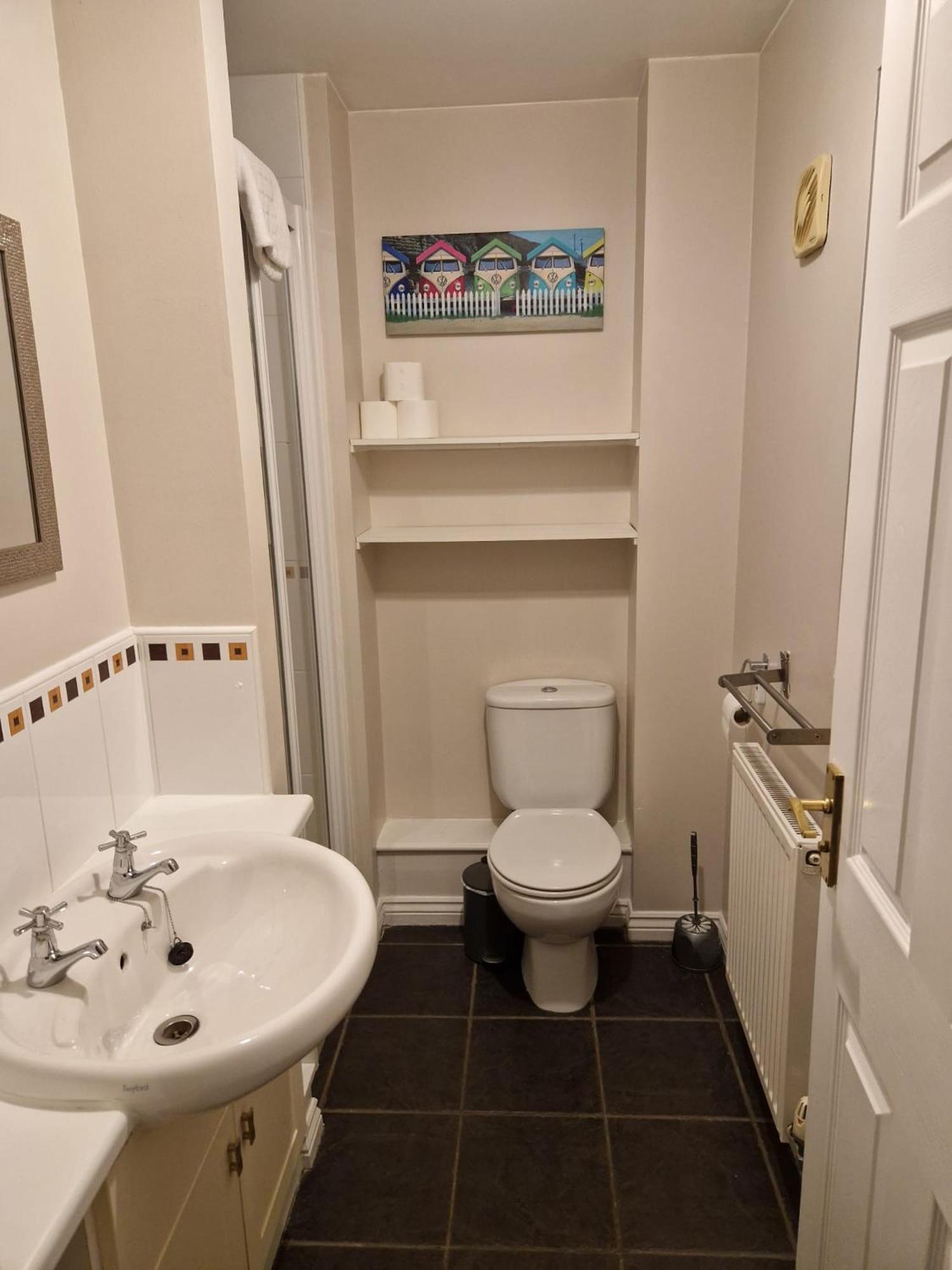 Hereford - Finch House - Modern 4 Bedroom House Located In South Hereford, Dog Friendly With Nearby Countryside, Pool Table, Sleeps Up To 10 Guests - Hosted By Rentmyhouse Holiday home *