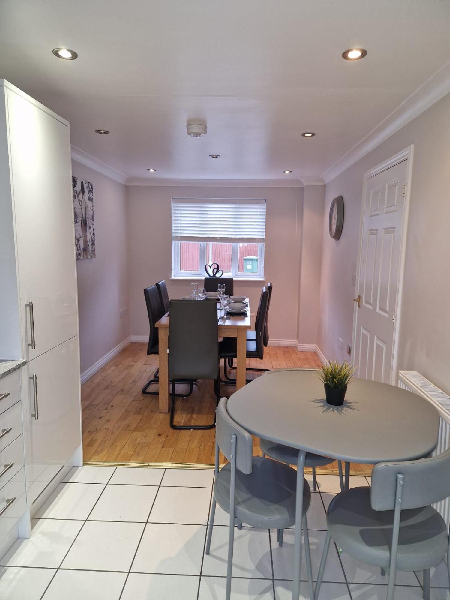 Holiday home Hereford - Finch House - Modern 4 Bedroom House Located In South Hereford, Dog Friendly With Nearby Countryside, Pool Table, Sleeps Up To 10 Guests - Hosted By Rentmyhouse *