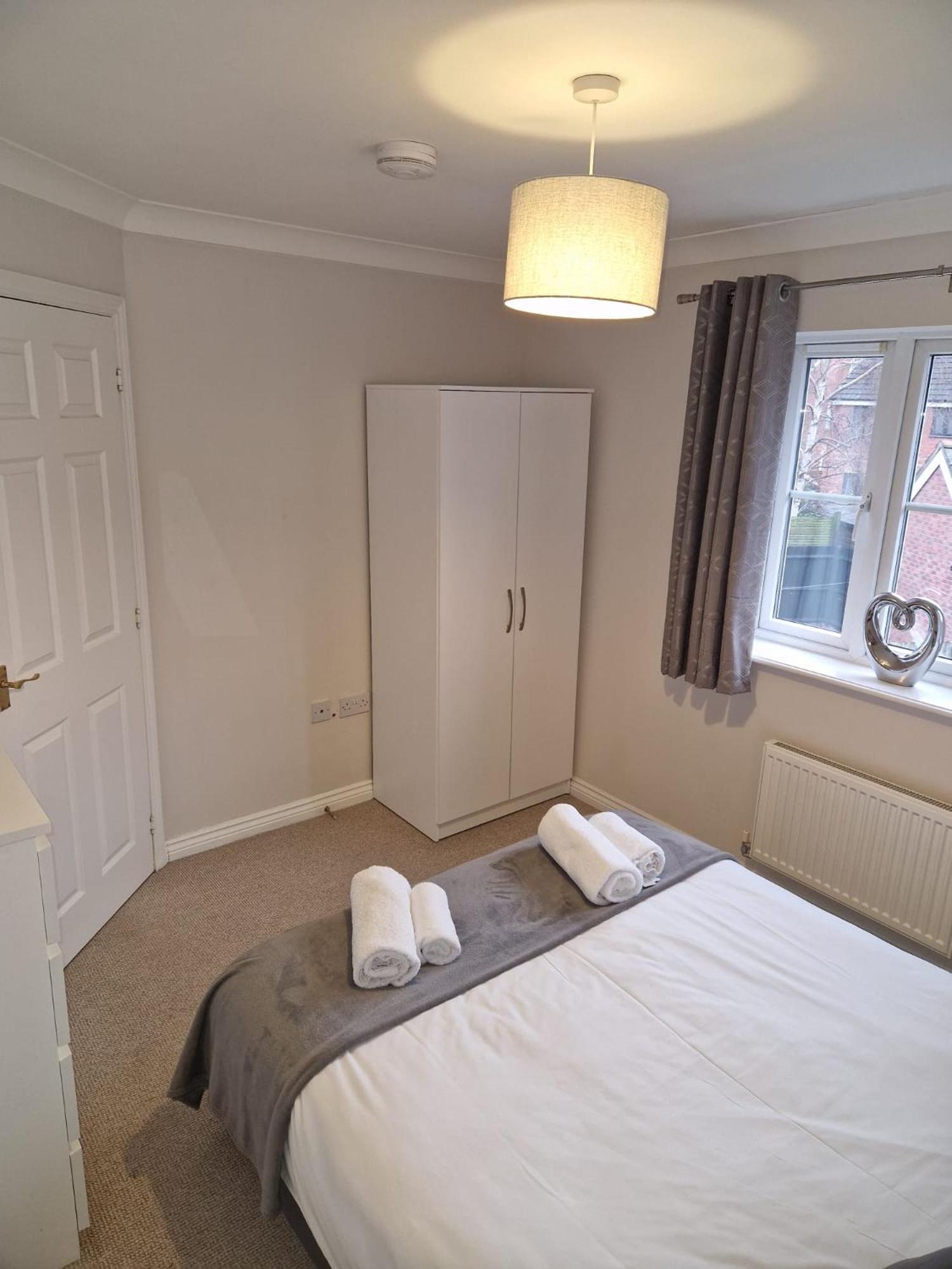 Hereford - Finch House - Modern 4 Bedroom House Located In South Hereford, Dog Friendly With Nearby Countryside, Pool Table, Sleeps Up To 10 Guests - Hosted By Rentmyhouse *