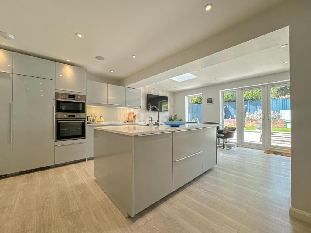 Contemporary, Open Plan, 3 Bedroom House In - Sleeps 5-6 *