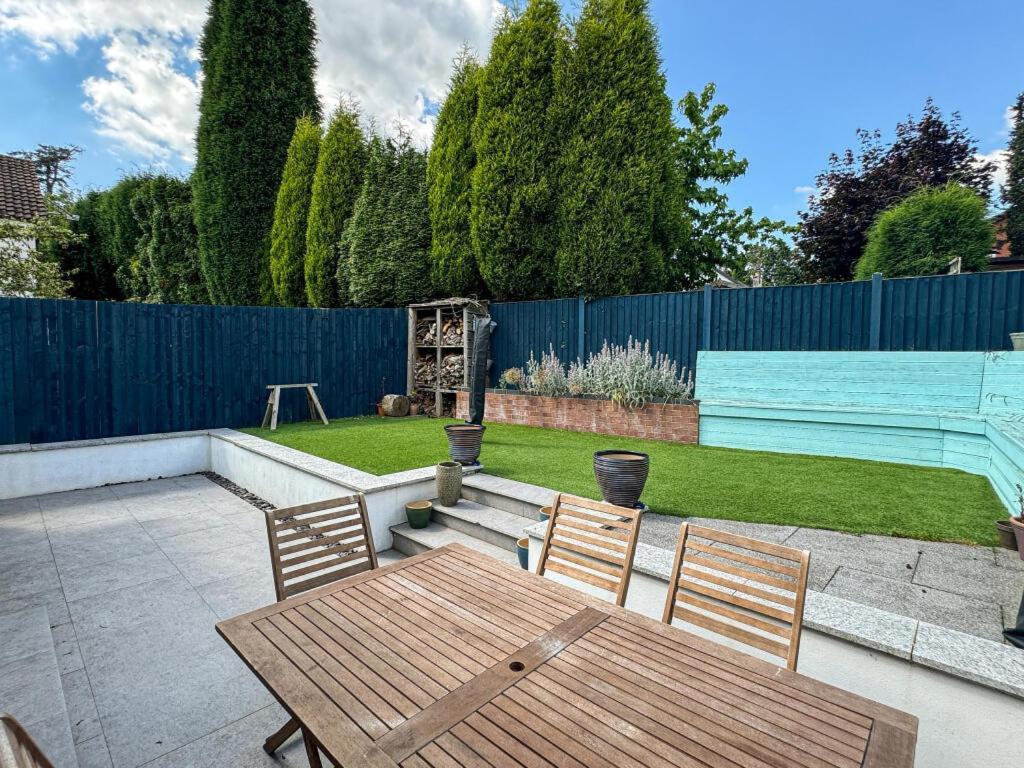 Contemporary, Open Plan, 3 Bedroom House In - Sleeps 5-6 Holiday home *