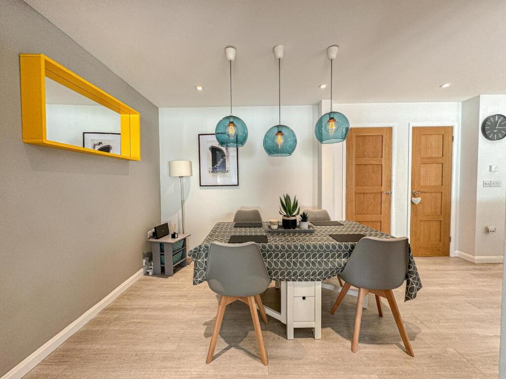 Contemporary, Open Plan, 3 Bedroom House In - Sleeps 5-6 Holiday home Hereford