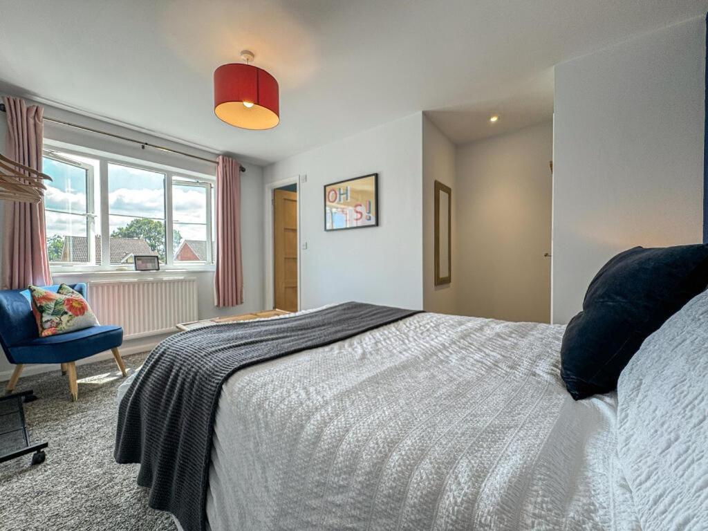 Contemporary, Open Plan, 3 Bedroom House In - Sleeps 5-6 *
