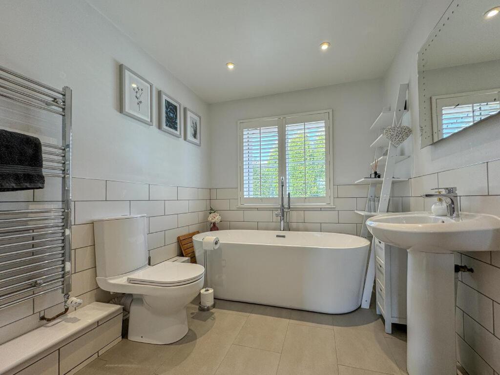 Contemporary, Open Plan, 3 Bedroom House In - Sleeps 5-6 * Hereford