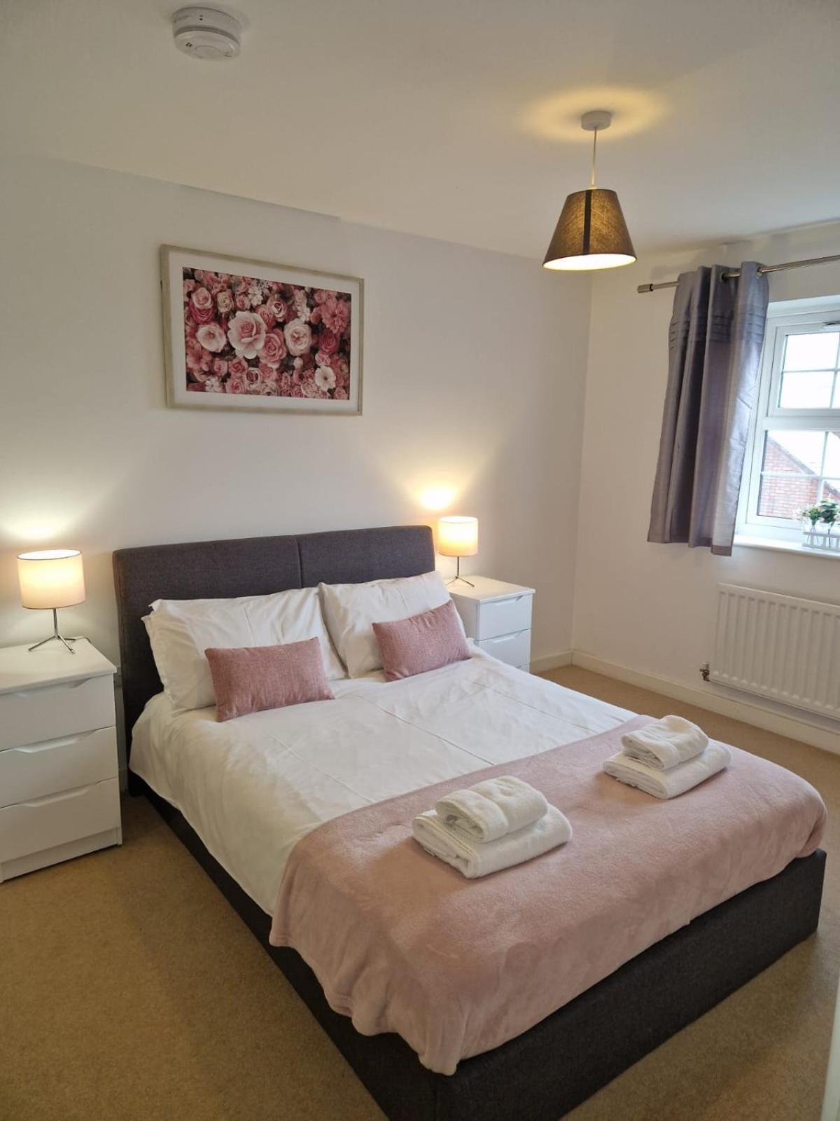Apartment - Robin Coach House - Located On Outskirts In North - Modern 2 Bedroom With Parking - Suitable For Small Family, Couple Or Contractors - Hosted By Rentmyhouse
