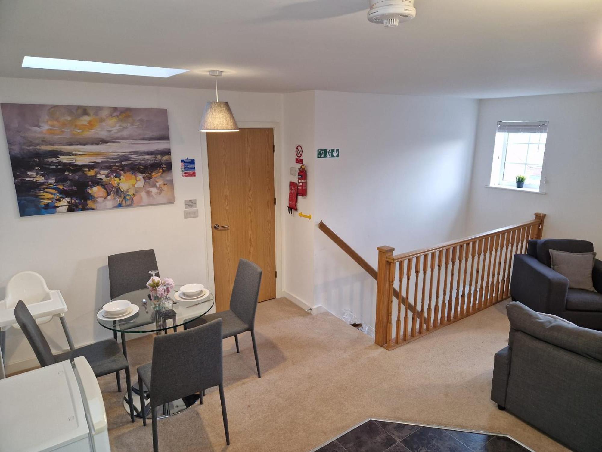 - Robin Coach House - Located On Outskirts In North - Modern 2 Bedroom With Parking - Suitable For Small Family, Couple Or Contractors - Hosted By Rentmyhouse Apartment *