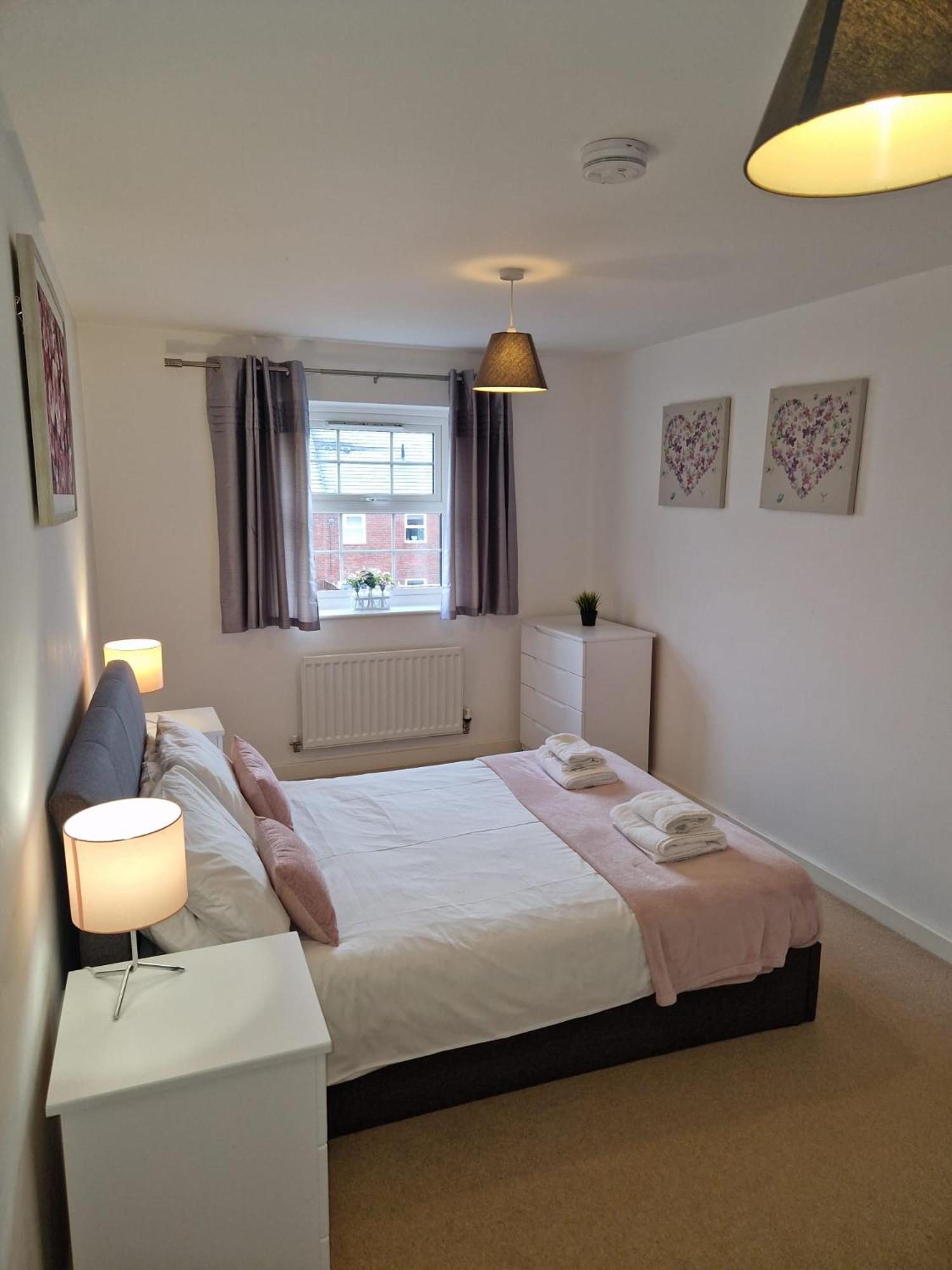Apartment - Robin Coach House - Located On Outskirts In North - Modern 2 Bedroom With Parking - Suitable For Small Family, Couple Or Contractors - Hosted By Rentmyhouse *